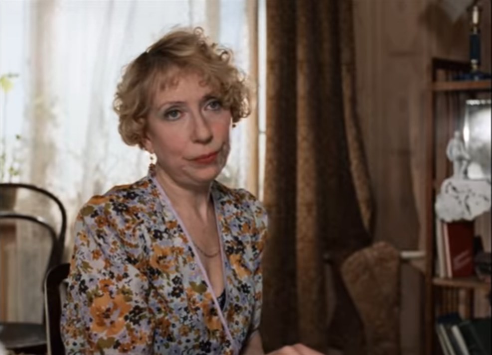 Василий Кроликов: — Что же вы, мама, так себя запустили? Квартирку, вот, совсем не убираете.
Прасковья Кроликова: — Я, Васенька, в квартире этой капитальную уборку два раза в день делаю плюс ремонт.
Николай Григорьевич: — Мать твоя — чистюля. Дай Бог каждому.
Василий Кроликов: — Ну тогда у меня, наверное, с глазами что-то.
Прасковья Кроликова: — Глаза у тебя здоровые. Только ты, козёл, на голову больной, с детства.
Василий Кроликов: — В кругах, которым я близок, мама, слово «козёл» очень обидное. Постарайтесь поэтому в разговоре его не употреблять.
Прасковья Кроликова: — Да что вы говорите?! А вот интересно, козёл, что ты такое свистнул, что у меня по два раза в день обыски? Я вечером паркет положу, утром его уже менты обдирают. Я утром кафель приклею, а вечером его уже Козюльский выворачивает.  А Николай Григорьевич, бедный? Он за это время семнадцать раз понятым был.