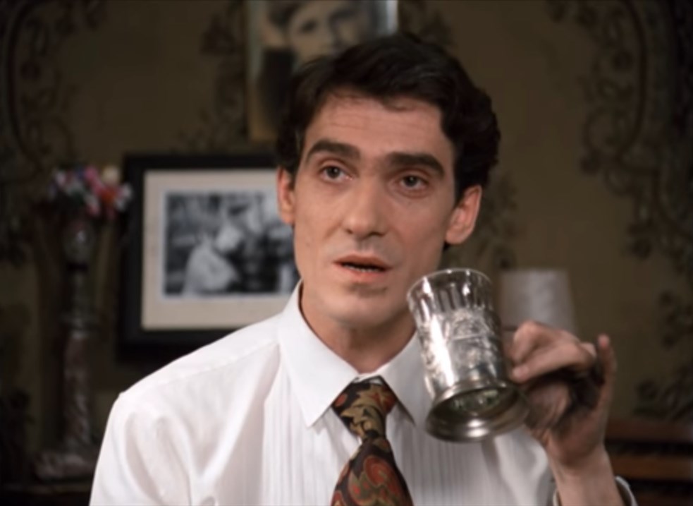 Василий Кроликов: — Что же вы, мама, так себя запустили? Квартирку, вот, совсем не убираете.
Прасковья Кроликова: — Я, Васенька, в квартире этой капитальную уборку два раза в день делаю плюс ремонт.
Николай Григорьевич: — Мать твоя — чистюля. Дай Бог каждому.
Василий Кроликов: — Ну тогда у меня, наверное, с глазами что-то.
Прасковья Кроликова: — Глаза у тебя здоровые. Только ты, козёл, на голову больной, с детства.
Василий Кроликов: — В кругах, которым я близок, мама, слово «козёл» очень обидное. Постарайтесь поэтому в разговоре его не употреблять.
Прасковья Кроликова: — Да что вы говорите?! А вот интересно, козёл, что ты такое свистнул, что у меня по два раза в день обыски? Я вечером паркет положу, утром его уже менты обдирают. Я утром кафель приклею, а вечером его уже Козюльский выворачивает.  А Николай Григорьевич, бедный? Он за это время семнадцать раз понятым был.