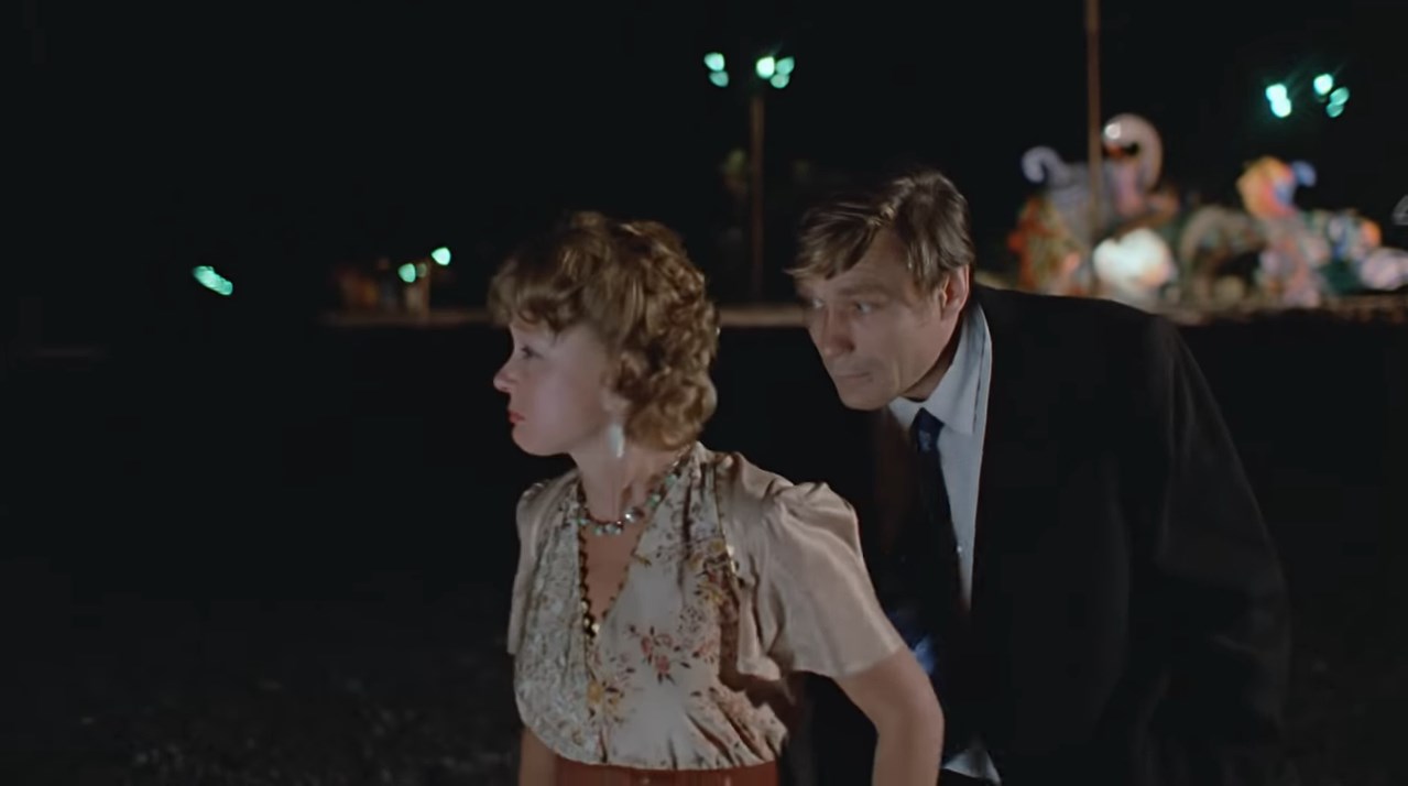 — Мой папа очень хотел мальчика, а родилась девочка.
— Как назвали-то?
— Кого?
— Девчушку-то??
— Раиса Захаровна!