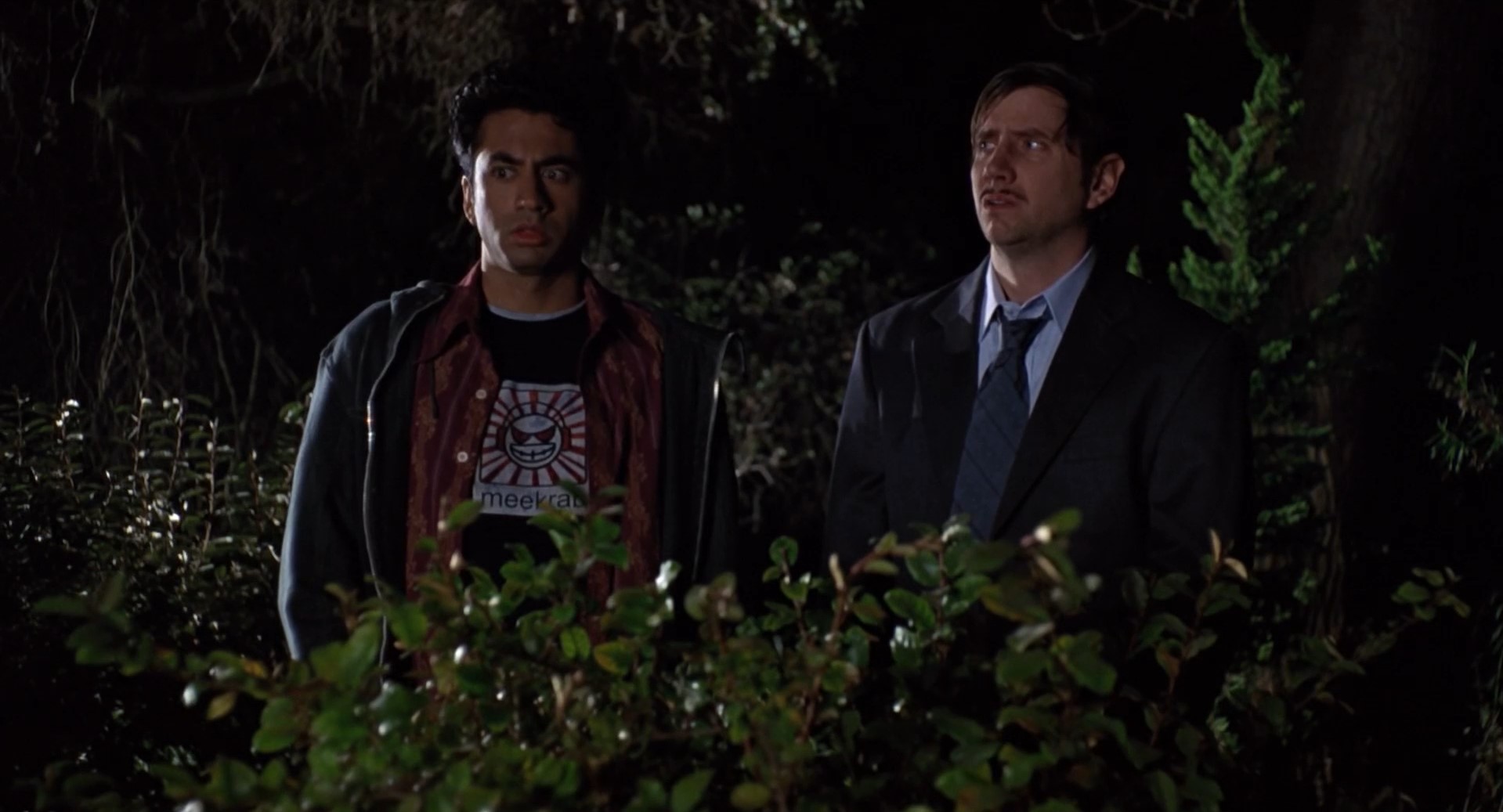 — Простите, я тут...
— А?
— Можно вас спросить, почему вы писаете рядом со мной?
— Что?
— Почему вы писаете рядом со мной? Почему бы вам не выбрать другой куст?
— Мне что, пописать нельзя? А ты почему здесь писаешь?
— Ну вообще я тут был, когда вы пришли...
— Так если ты писаешь тут, так другим уже нельзя что ли, а?!
— Да я просто...
— Это что, твой личный куст?
— Да нет, я просто подумал...
— Ты что, король леса?
— Не понял.
— Ты что, деревья помечаешь?
— Да ладно, проехали...