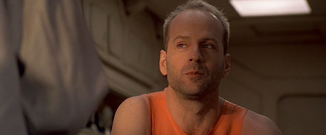 — Вам сообщение!
— Да.
— Не посмотрите? Вдруг важное?
— Да, последние два тоже были важными. Первое — от жены, что она уезжает. Второе — от моего адвоката, что он уезжает с моей женой.
— Э-хе-хе, не повезло! Но как считал дедушка, за дождливым днём придёт ясный. Это добрая весть. Да, спорим на ужин!
— Ладно.
— Давай! … Вы уволены?! Вот жалость…
— Я выиграл ужин.
— Отличная философия — видеть хорошее в плохом. Одобряю!