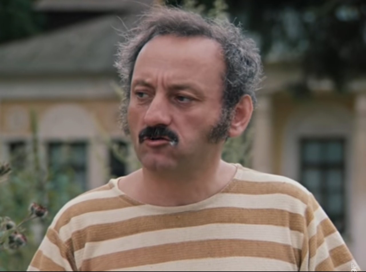 — Откушать изволите?
— Как называется?
— Оладушки.
— Оладушки… оладушки… Где были? У бабушки. Селянка, у тебя бабушка есть?
— Нету.
— Сиротка, значит.