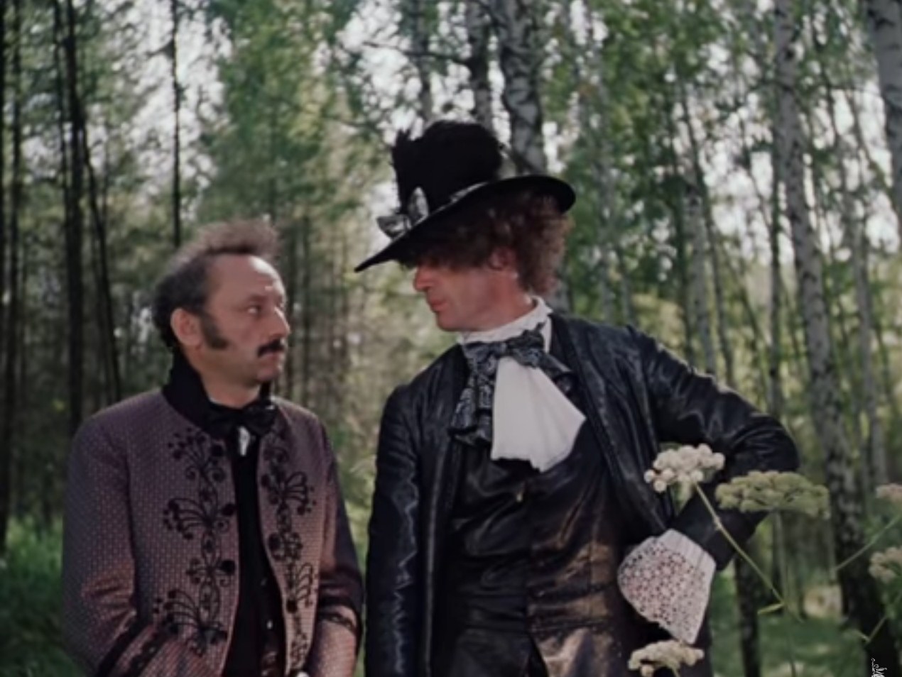 — Маргадон, один надо было зарядить…
— А вы, оказывается, бесчестный человек, Маргадон.
— Конечно! Если б я был честный человек, сколько бы народу в Европе полегло! Ужас!