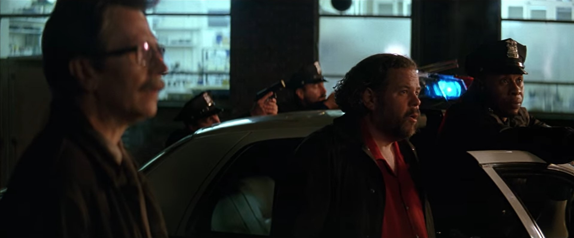 Полицейский детектив Арнольд Фласс — Чего вы ждете?
— Подкрепления.
— Подкрепления?
— Там Бэтмен. Спецназ уже выехал...