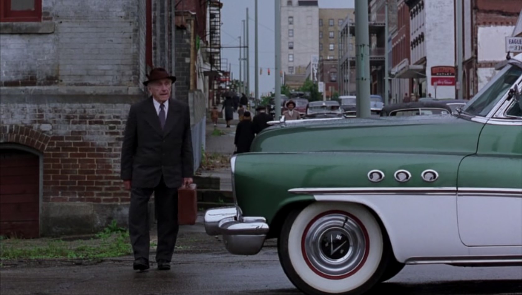 Невероятно, как всё быстро движется на воле. В детстве я однажды видел автомобиль... но теперь они повсюду. Весь мир куда-то спешит.