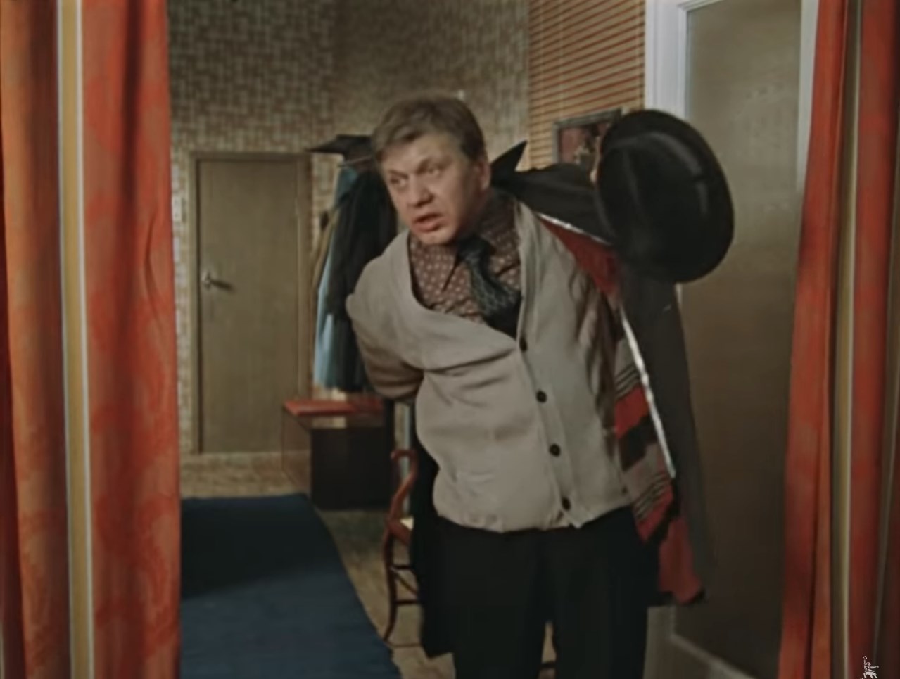 Катерина Тихомирова Николай Михайлович — Ну а какие-нибудь особые приметы имеются? Ну там, шрам на лице?
— Есть! У него после аппендицита шрам…