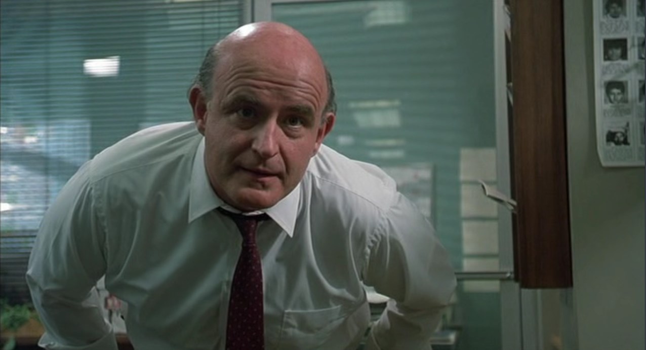 Луи Донелли — Управление стрессом. Наблюдаешь за рыбками, поливаешь растения, выполняешь специальные дыхательные упражнения, следишь за кровяным давлением, слушаешь приятные звуки, расслабляешься... Лично я думаю, что всё это — говно! Но под угрозой операции на сердце, прекращаешь задавать вопросы. Послушайте, просто любопытно... Плюс, я полагаю, что копы — везде копы. Как вы, советские, справляетесь со стрессом?
— Водка.