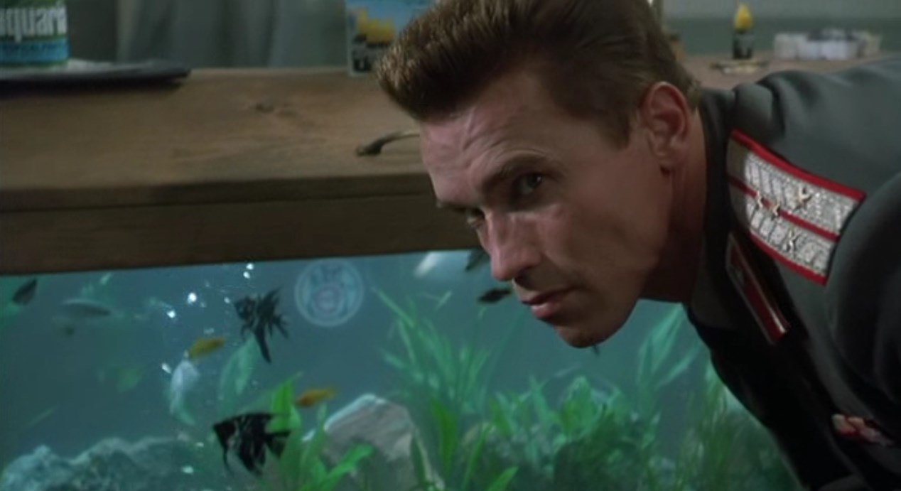 Луи Донелли — Управление стрессом. Наблюдаешь за рыбками, поливаешь растения, выполняешь специальные дыхательные упражнения, следишь за кровяным давлением, слушаешь приятные звуки, расслабляешься... Лично я думаю, что всё это — говно! Но под угрозой операции на сердце, прекращаешь задавать вопросы. Послушайте, просто любопытно... Плюс, я полагаю, что копы — везде копы. Как вы, советские, справляетесь со стрессом?
— Водка.