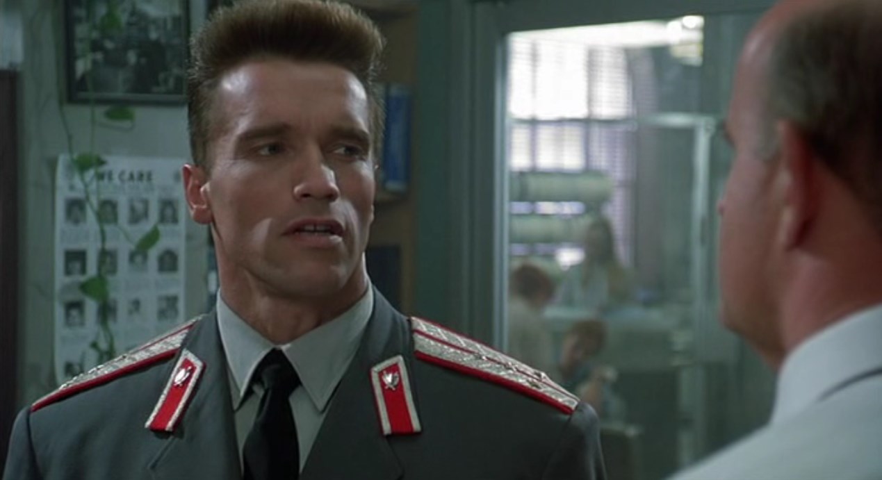 Луи Донелли — Управление стрессом. Наблюдаешь за рыбками, поливаешь растения, выполняешь специальные дыхательные упражнения, следишь за кровяным давлением, слушаешь приятные звуки, расслабляешься... Лично я думаю, что всё это — говно! Но под угрозой операции на сердце, прекращаешь задавать вопросы. Послушайте, просто любопытно... Плюс, я полагаю, что копы — везде копы. Как вы, советские, справляетесь со стрессом?
— Водка.