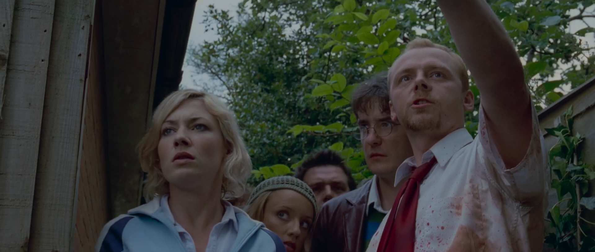 — Ну что я говорил? «Винчестер» уже совсем рядом.
— Где, «рядом»?
— Вон там!
— Совсем рядом — за двадцатью заборами?