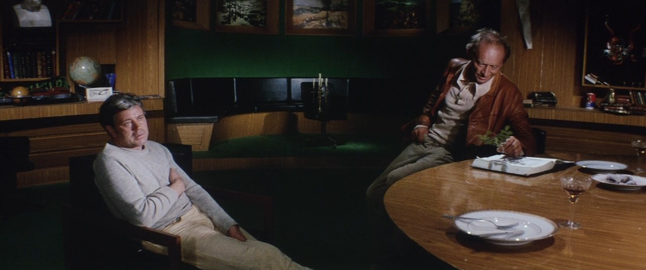 Крис Кельвин Снаут — После того, как ты прожил здесь столько лет, ясно ли ты ощущаешь свою связь с жизнью там?...
— А ты любитель крайних вопросов. Боюсь, что скоро ты спросишь меня о смысле жизни.
— Подожди, не иронизируй.
— Это банальный вопрос. Когда человек счастлив, смысл жизни и прочие вечные темы его редко интересуют. Ими следует задаваться в конце жизни.
— А когда наступит этот конец — мы же не знаем, вот и торопимся.
— А ты не торопись: самые счастливые люди — те, кто никогда не интересовался этими проклятыми вопросами.
— Вопрос — это всегда желание познать, а для сохранения простых человеческих истин нужны тайны: тайна счастья, смерти, любви.
— Может быть, ты и прав, но попробуй — не думай обо всём этом.
— А думать об этом — всё равно что знать день своей смерти. Незнание этого дня практически делает нас бессмертными.