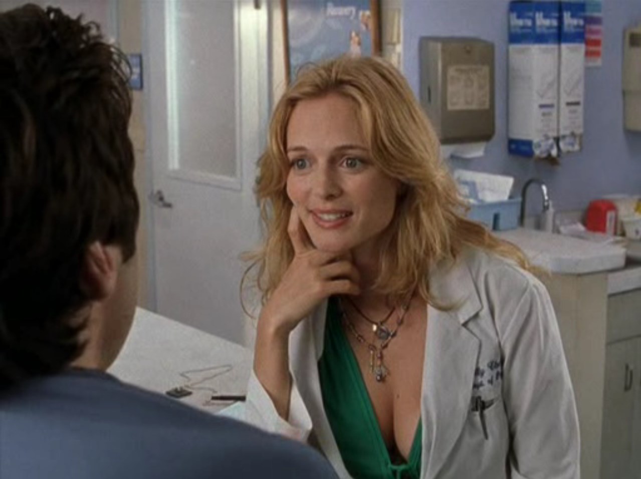 — Так на чем мы остановились?
— А мы и не разговаривали...
— Я из-за чего-то на вас обиделась? Я вас простила! Даже не помню, в чем там было дело.
— Нет-нет, мы вообще никогда не разговаривали.
— А откуда я тогда знаю ваше имя?
— А вы и не знаете.
— Джимми, вы меня пугаете!
— Я Джонни.