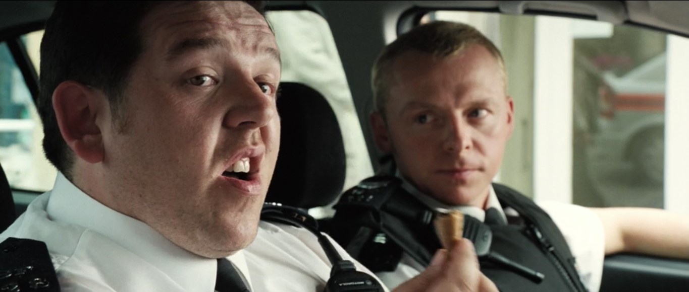 — А вот этот ероша? Зачем он надвинул на глаза бейсболку?
— Он дико страшный.
— Или не хочет показывать лицо.
— Да, он ведь страшный.