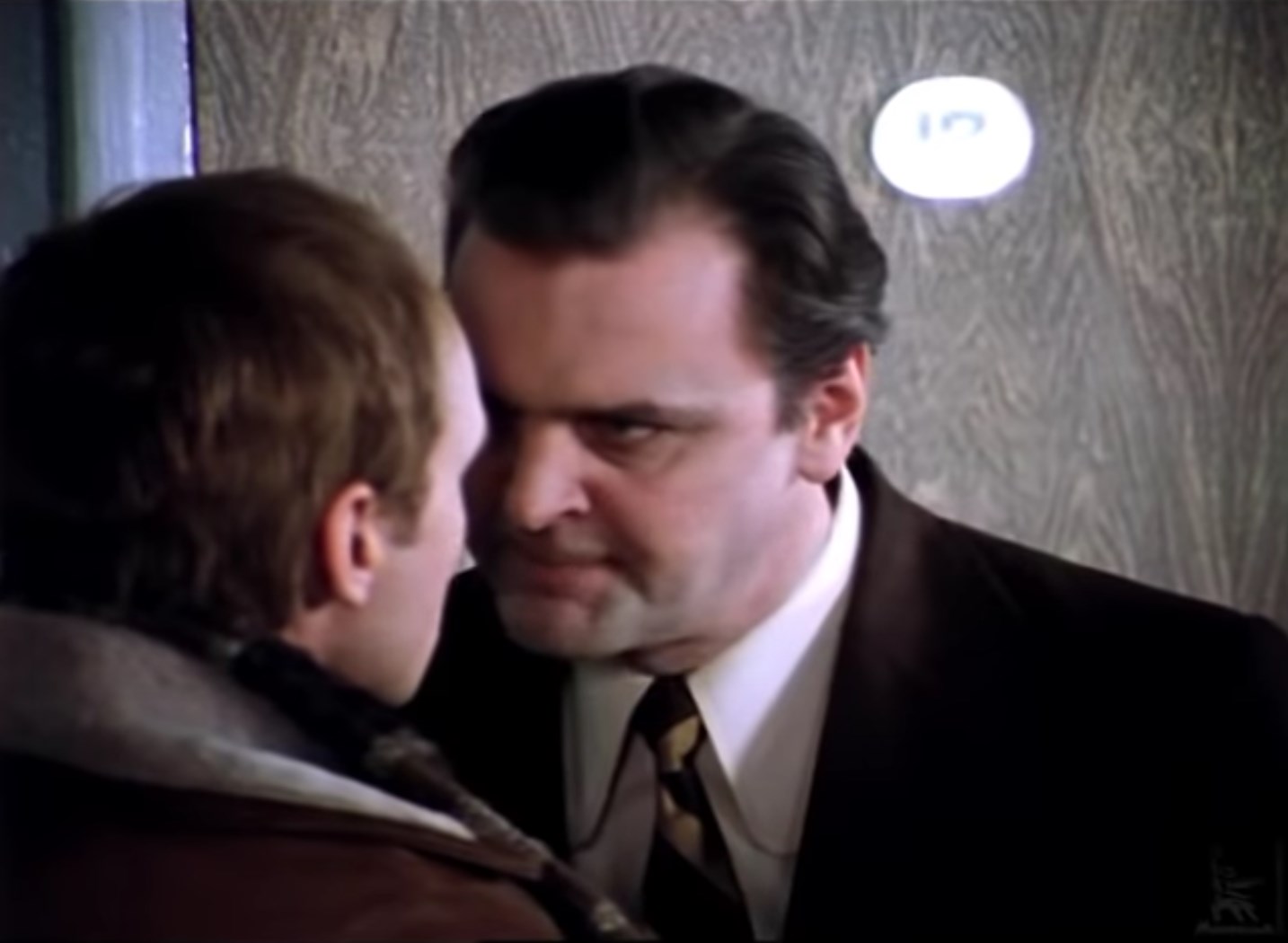 — Ну хорошо, предположим, вы не помните, как попали в самолёт. Но как вы вышли оттуда, вы должны были помнить?!
— Да! Помнить должен… но я не помню…