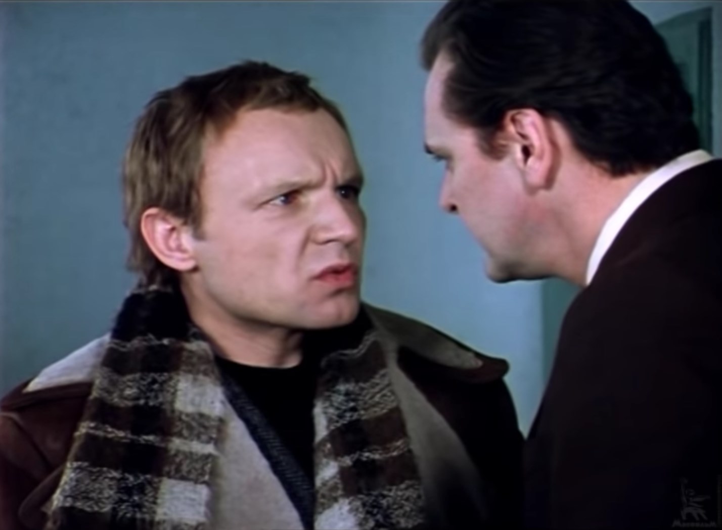 — Ну хорошо, предположим, вы не помните, как попали в самолёт. Но как вы вышли оттуда, вы должны были помнить?!
— Да! Помнить должен… но я не помню…