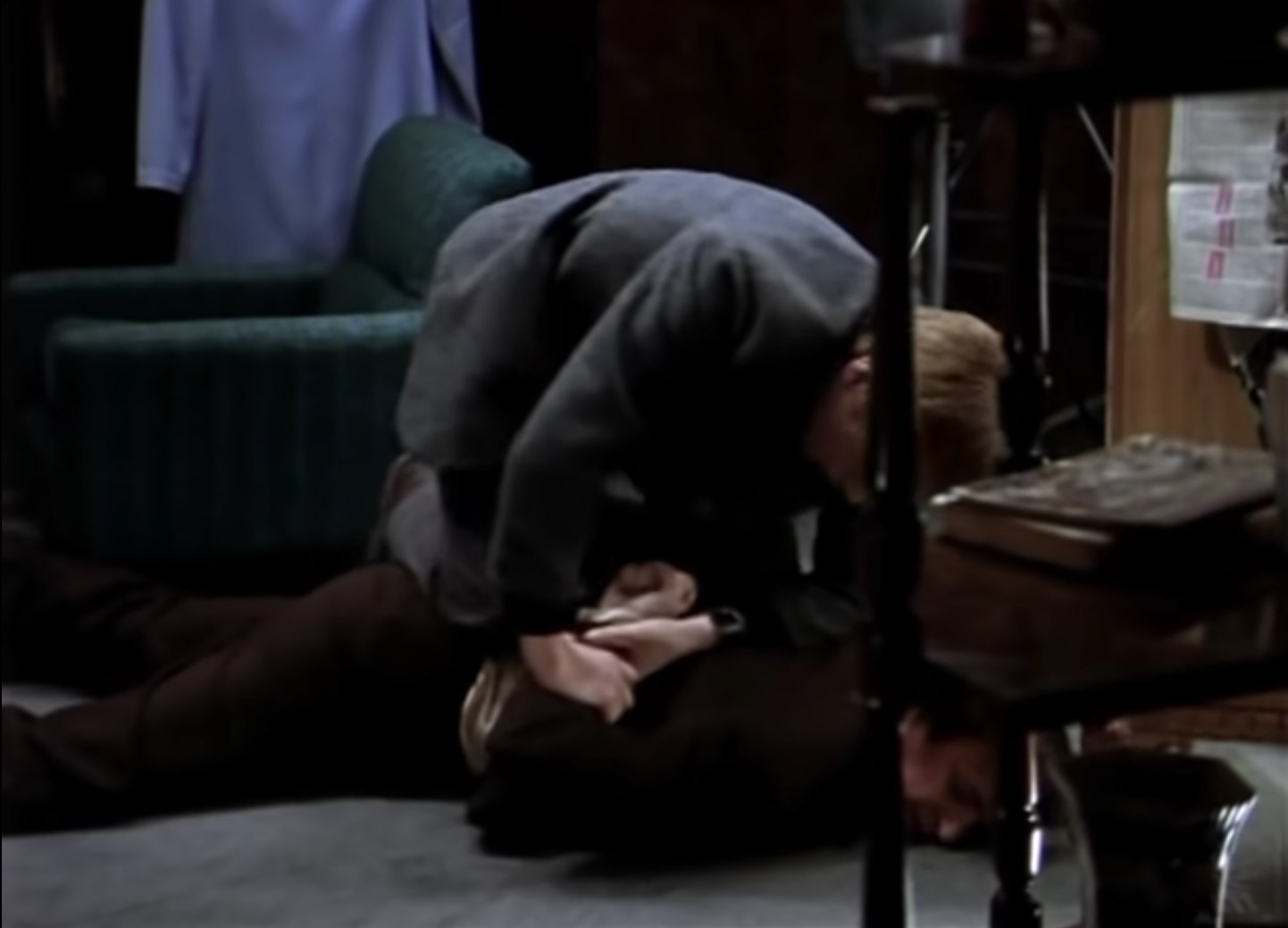 — Руку сломаешь!
— Сам сломаю, сам и починю.