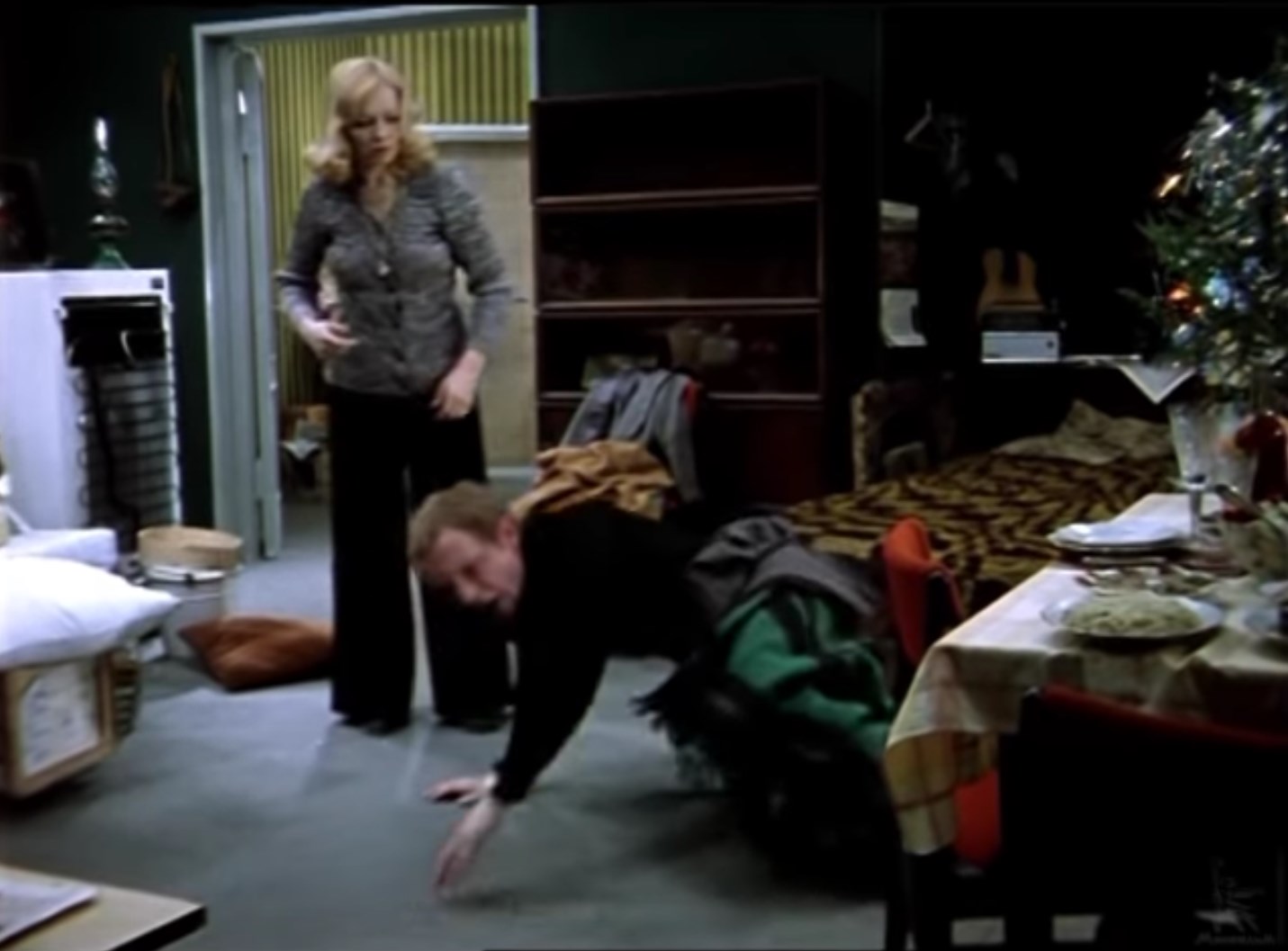 — Мама-а!
— Мама ушла!
— Чья мама ушла?
— По счастью, у нас с вами разные мамы...
— И они, мамы, обе ушли?