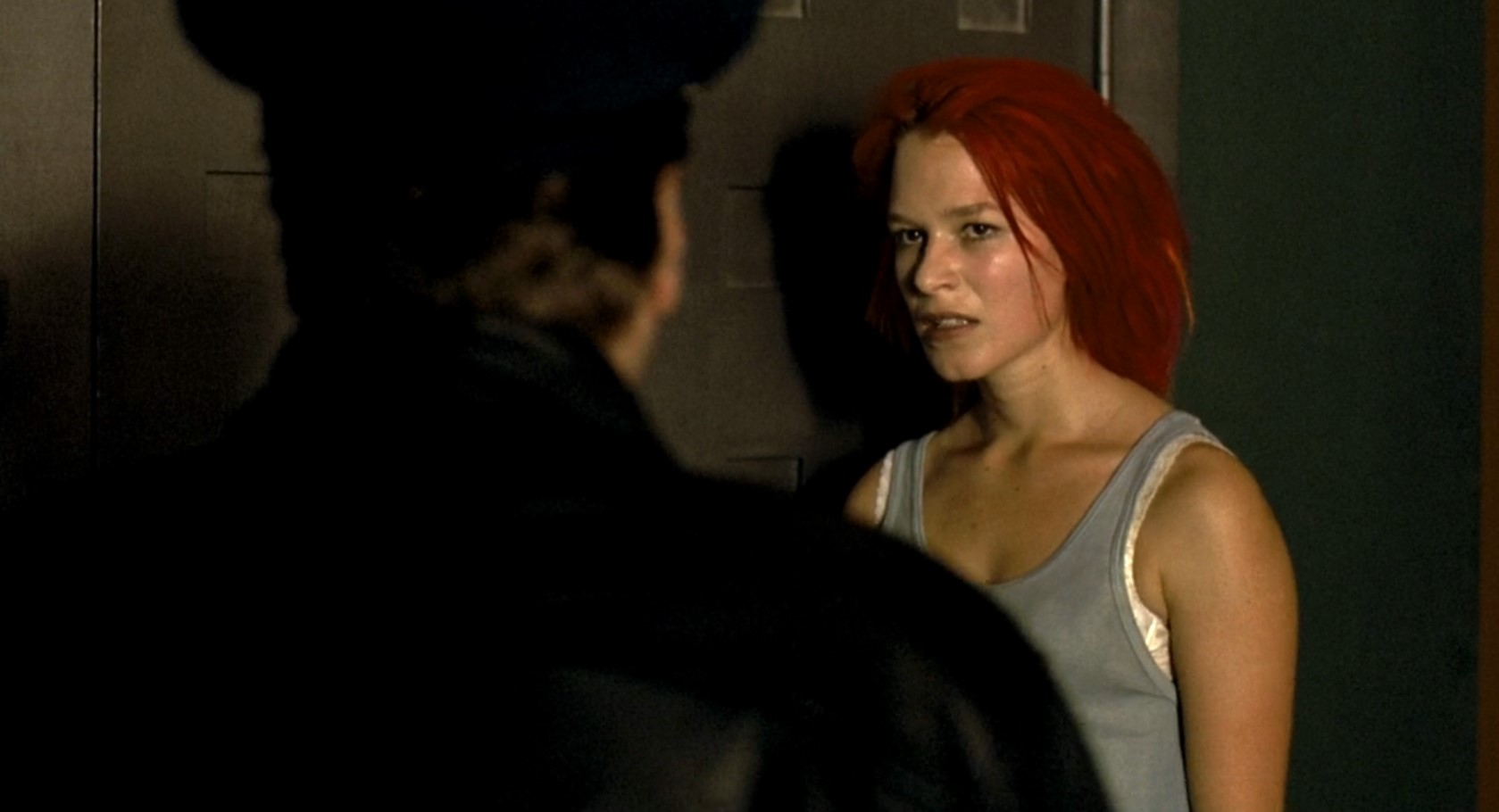 — Пустите меня, пожалуйста!
— Немного злости полезно для сердца, кровообращения и кожи.