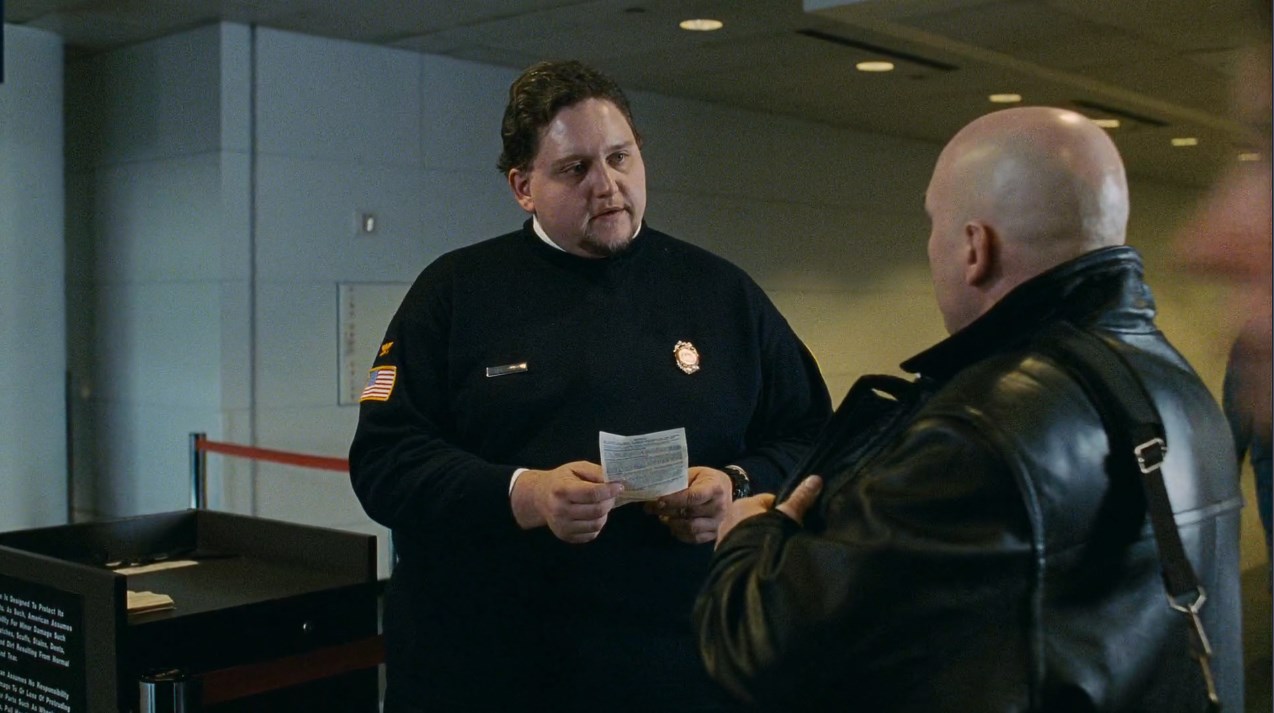 — У вас сало, яблоки есть?
— А вам зачем?
— Вы везёте с собой продукты? Яблоки? Сало?
— А здесь разве не продают?
— Вы не поняли. Это карантин.
— Болеете?