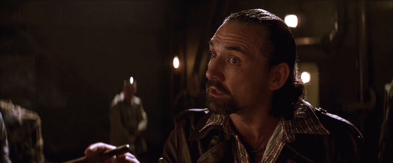 Чечен — Что ты собираешь делать со своей долей?
— У меня простые запросы. Я люблю динамит, оружейный порох и бензин.
— Знаешь, что между ними общего? Они дёшевы.