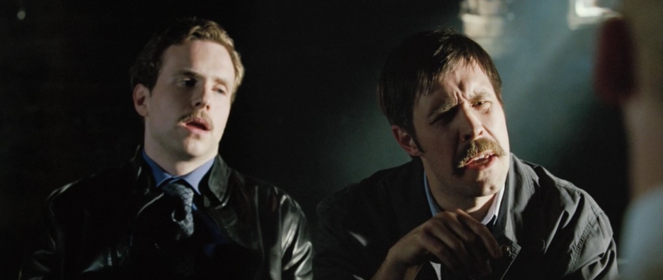 Энди Уэйнрайт: — А ты в курсе, что за городом оружия ходит больше, чем в городах?
Энди Картрайт: — Все покупают пушку себе и маме.
Николас Эйнджел: — Кто это все?
Энди Уэйнрайт: — Фермеры.
Николас Эйнджел: — А еще?
Энди Картрайт: — Мамы фермеров.