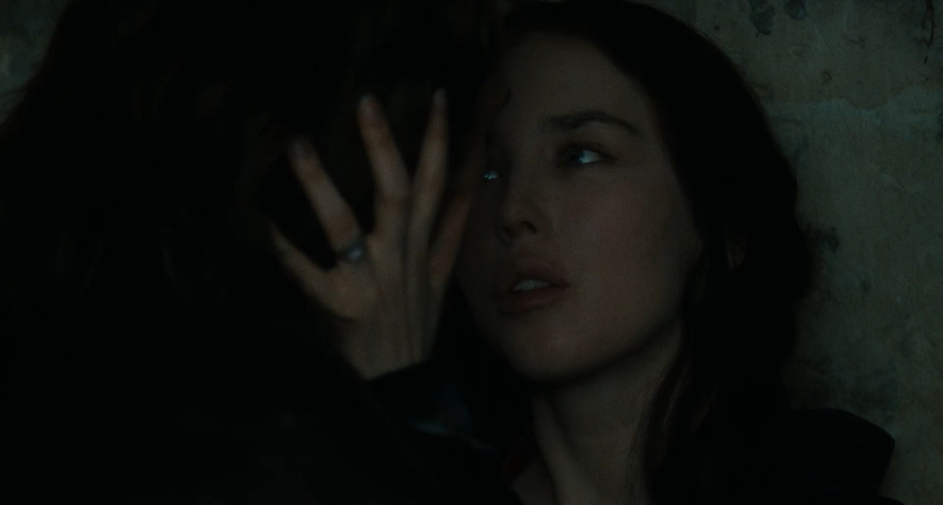 Она любит словно мстит.