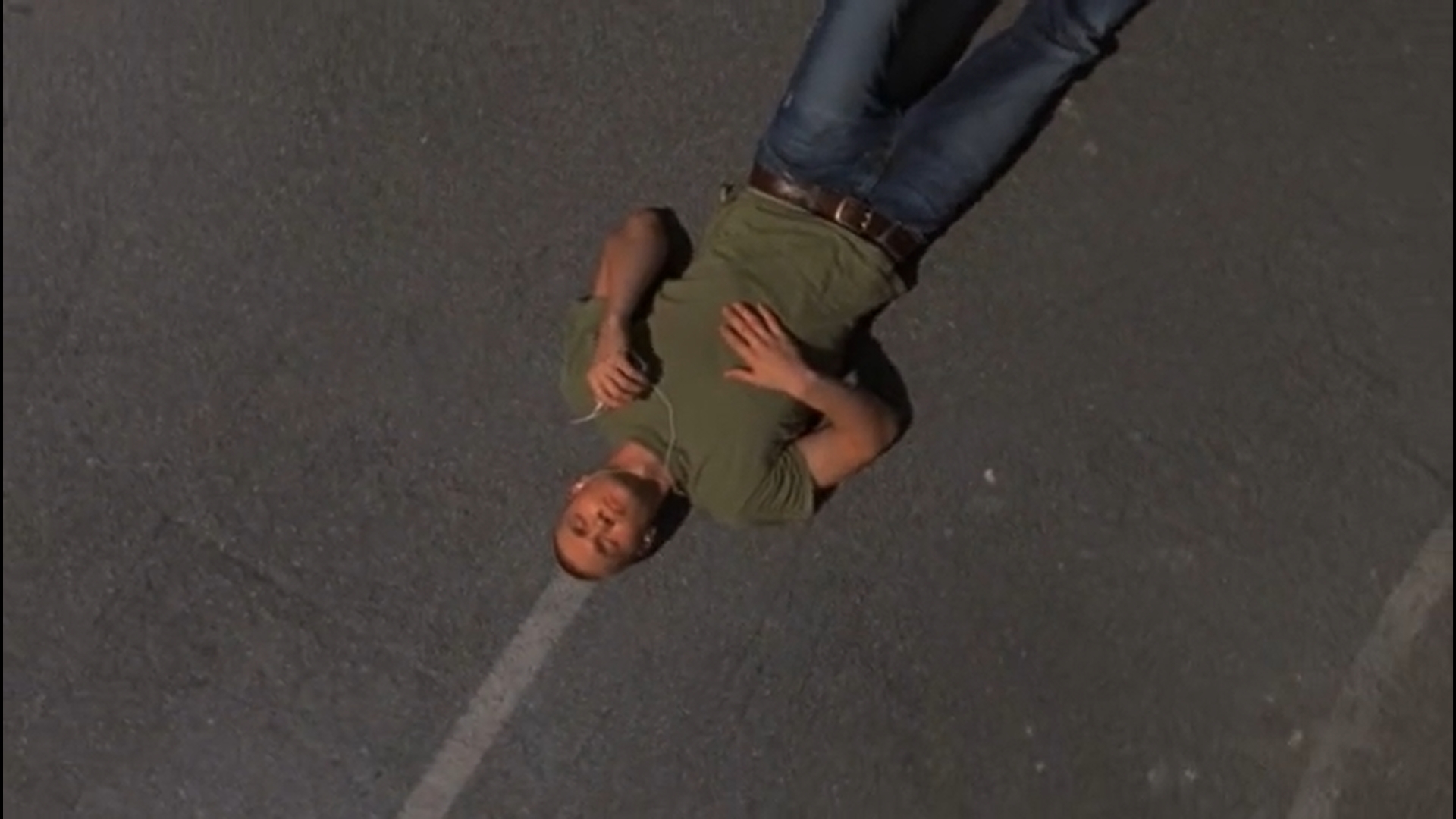 Теренс Хэнбери Уайт сказал: «Наверное, каждый из нас отдаёт своё сердце тому, кто едва ли думает о нём».