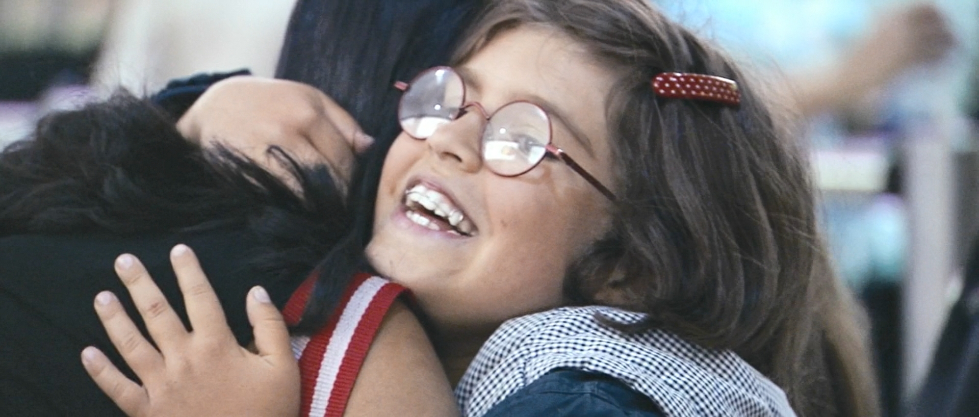 Когда положение в мире наводит на меня грусть, я думаю о зале перелета в аэропорту «Хитроу». Согласно общему мнению, мы живем в мире ненависти и алчности, но я не согласен. Мне кажется, что любовь повсюду. Зачастую любовь не очень заметна и торжественна, но она повсюду. Отцы и сыновья, матери и дочери, мужья и жены, любовники, любовницы, закадычные друзья... В телефонных звонках из башен близнецов, в которые врезались самолеты, не было ненависти или мести. Только признания в любви. Если присмотреться, возникнет подозрение, что любовь... реально повсюду.