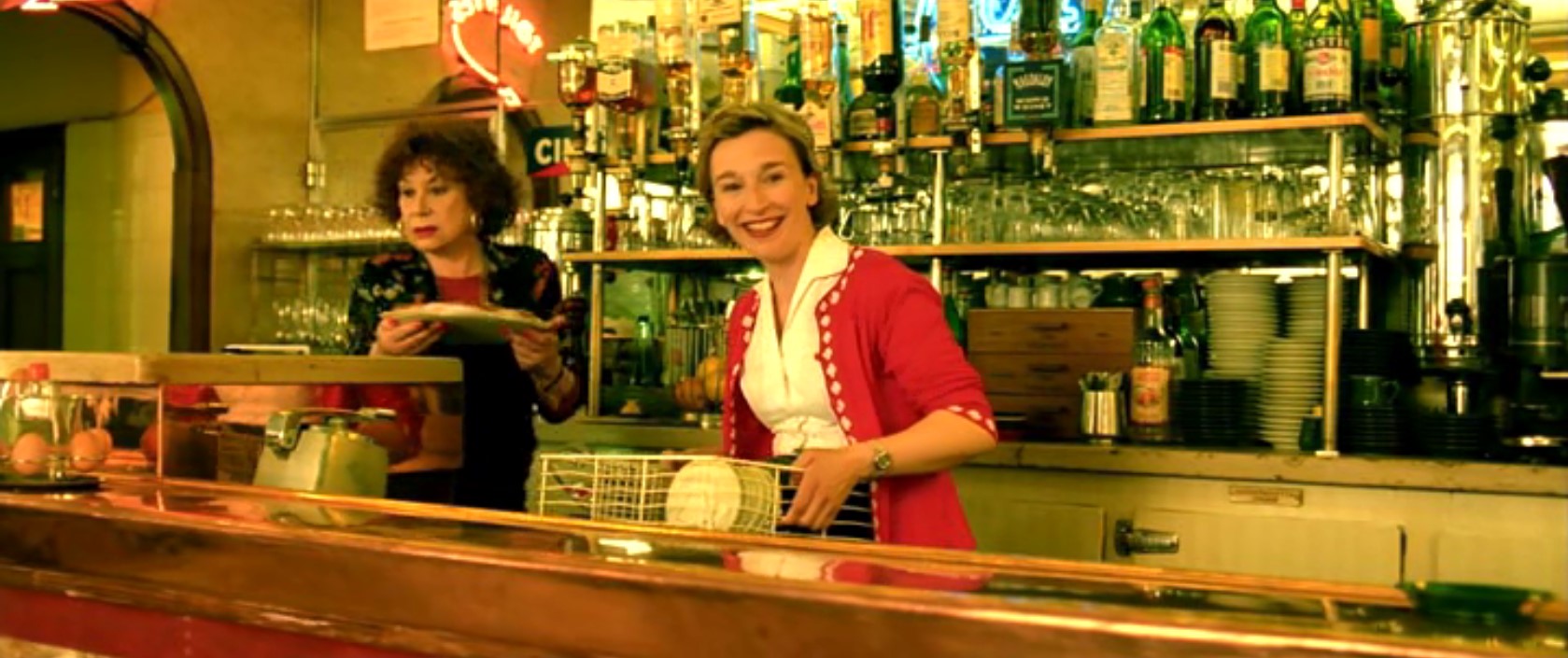 Смех грудной, зазывный. Мотива нет, цель — привлечь самца.