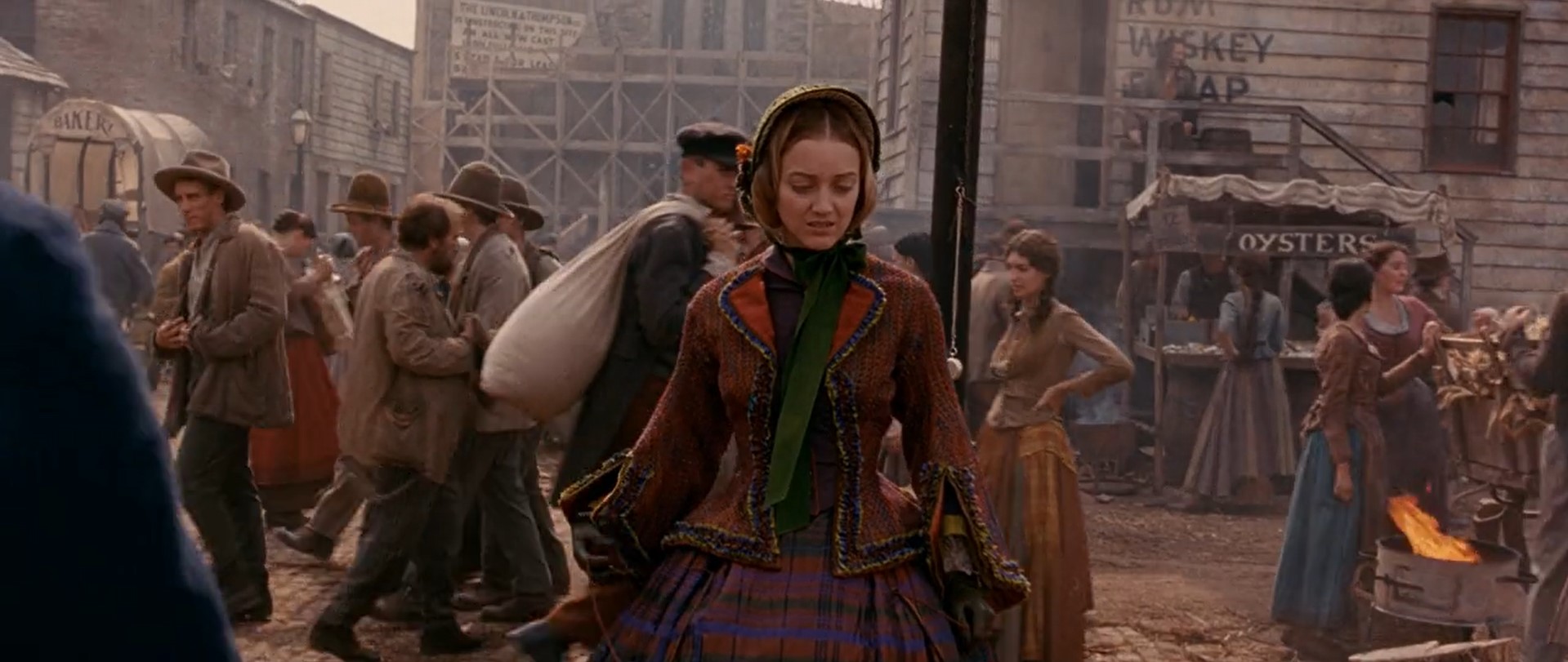 — Этот мужчина пьян?
— Мертвецки пьян, мисс.