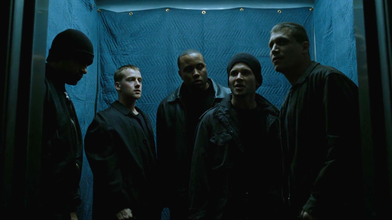 — И как он ещё стоит на ногах…
— Крепкий сукин сын.