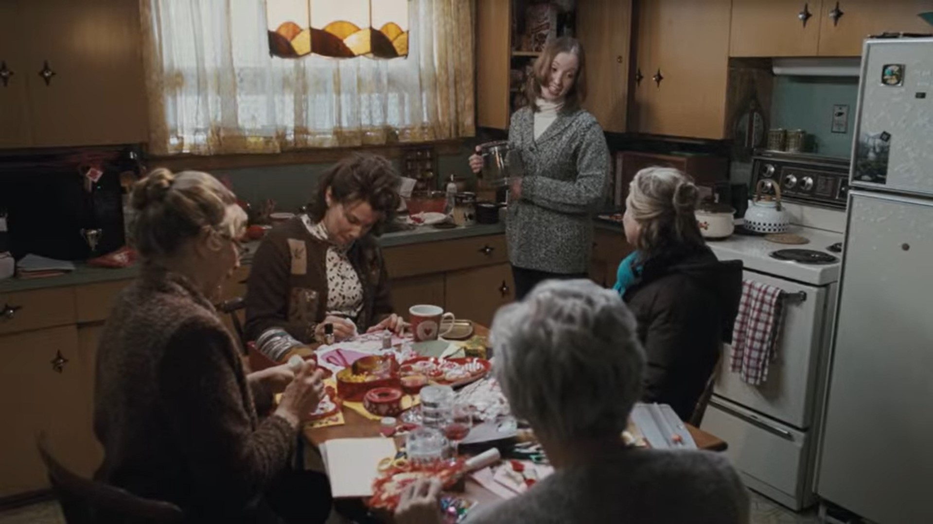 — Мы делаем валентинки. И для вас тоже.
— О! А я решила не отмечать в этом году. Это праздник для продавцов открыток...