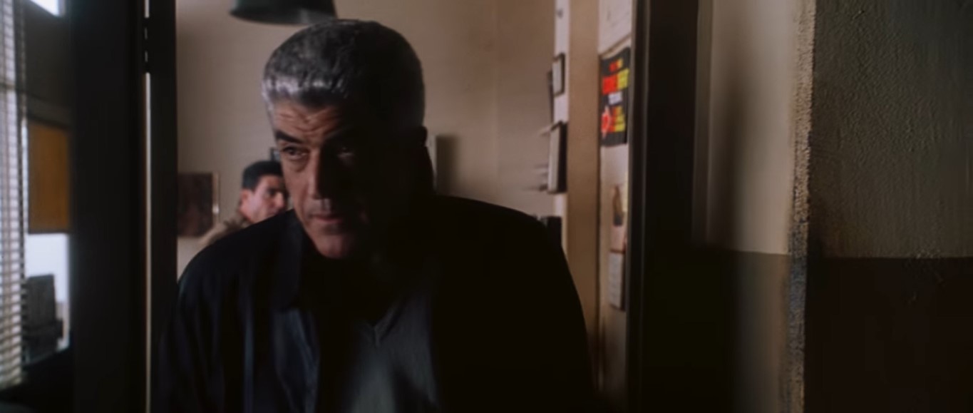 Дошло до того, что он уже не знал: поцелуют ли его при ближайшей встрече или просто убьют.