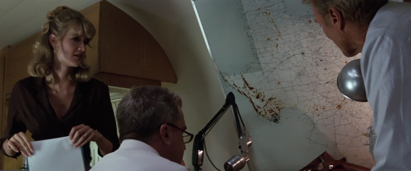 — Будь мир совершенным, мы бы взялись за руки и облазили каждый кустик.
— В совершенном мире такое вообще не случилось бы.