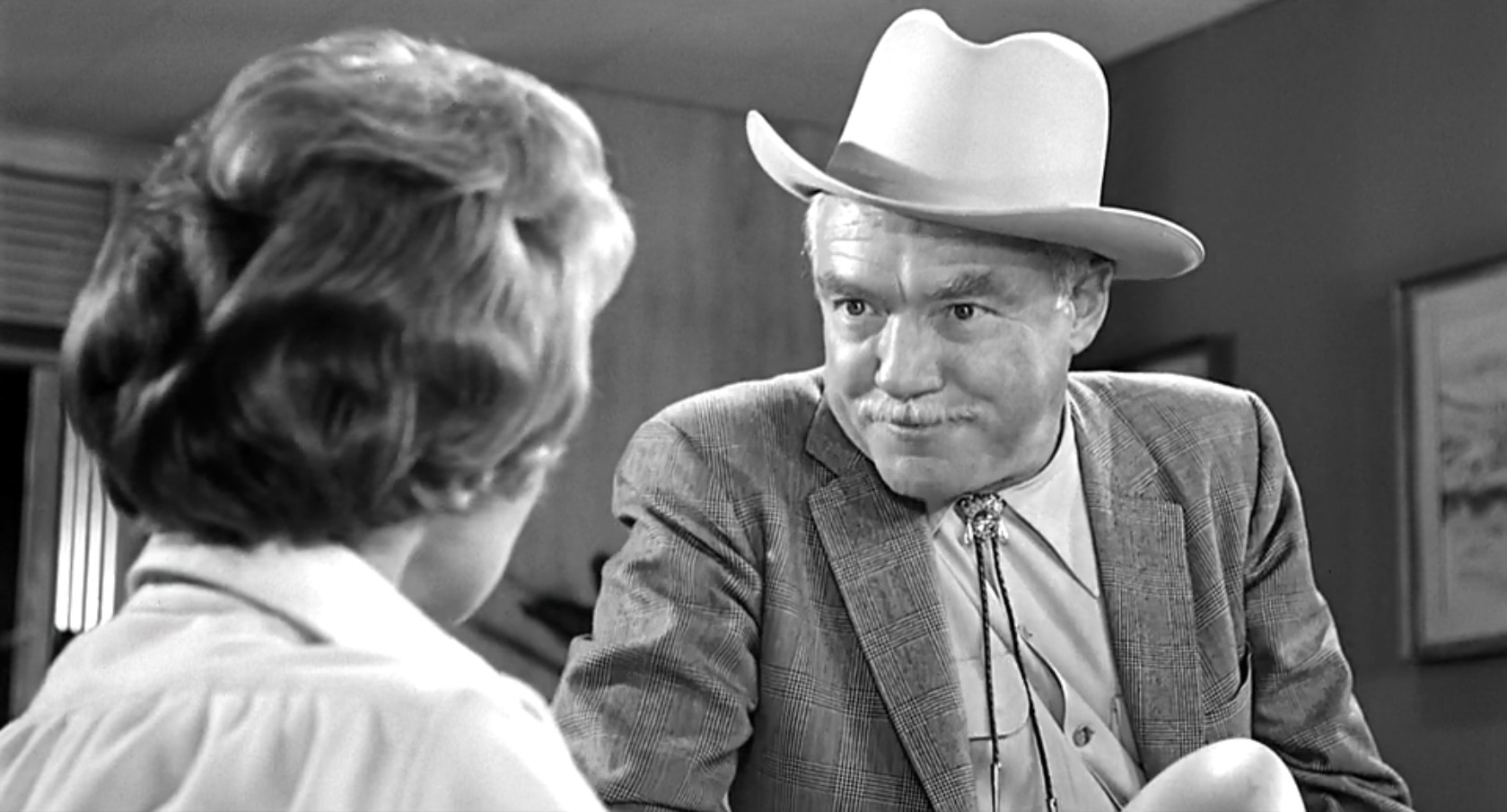 Я не покупаю счастье. Я откупаюсь от несчастья.
=======================
Я не хочу купить ей счастье. Я лишь хочу откупиться от несчастья.