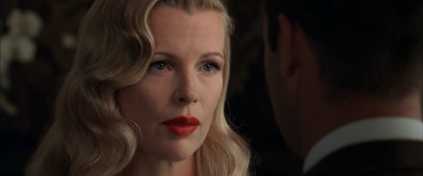 — Ты единственный мужчина за последние пять лет, который не сказал, что я выгляжу как Вероника Лейк на первой минуте знакомства.
— Ты выглядишь лучше, чем Вероника Лейк.