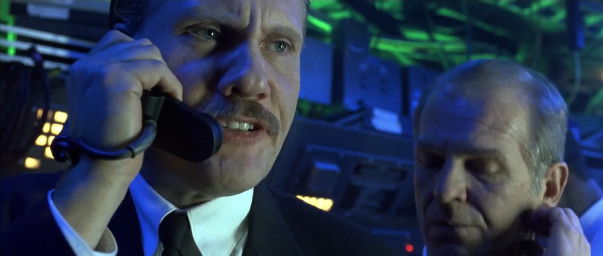 — Что ж, здесь возникли проблемы, сэр… у него есть оружие.
— А у тебя что? Водяной пистолет?