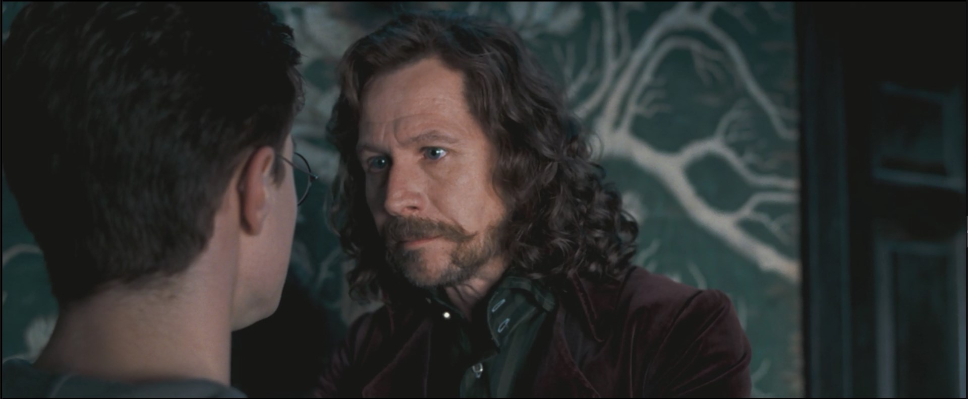 Вовсе ты не плохой человек! Ты очень хороший человек, с которым случилось много плохого, понимаешь? Вдобавок мир не разделен на хороших и плохих, в каждом есть и тёмная, и светлая сторона, главное в том, какую ты выбрал — это определяет всё.