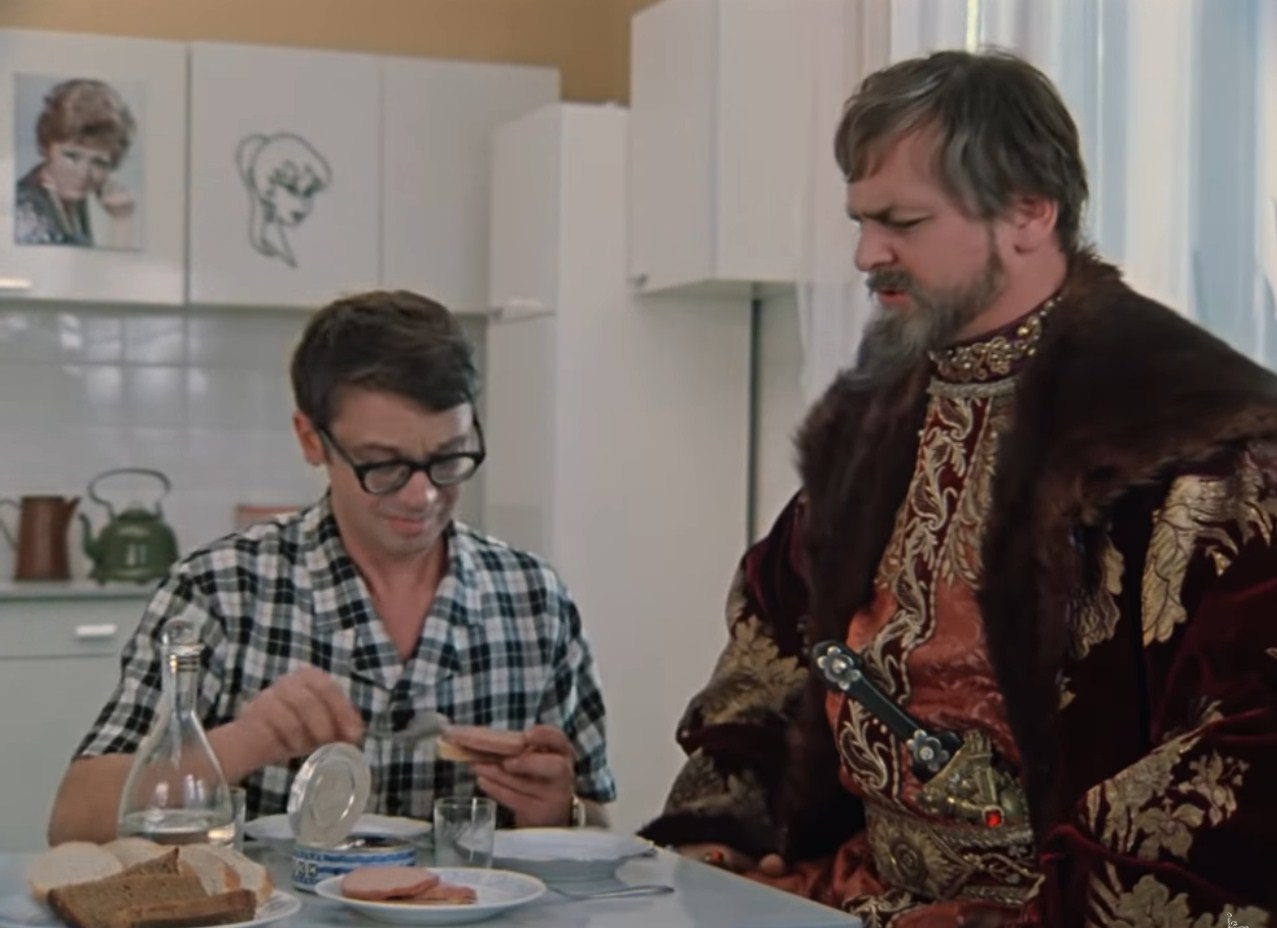 Ключница водку делала...