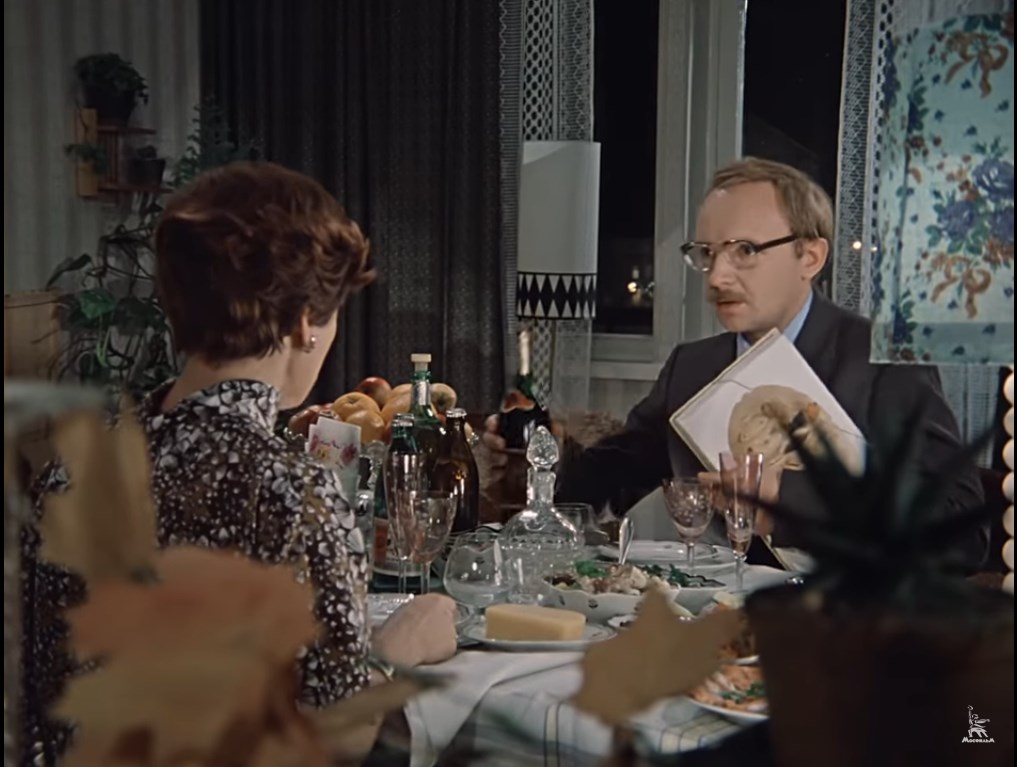 — Красное. Или белое?
— Или белое. Но можно красное.