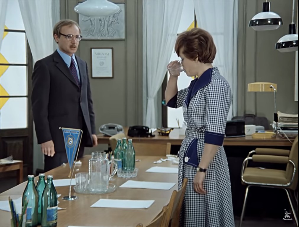 — Ничего не скажешь, вы настоящий современный мужчина!
— Какое вы право имеете меня так оскорблять?!