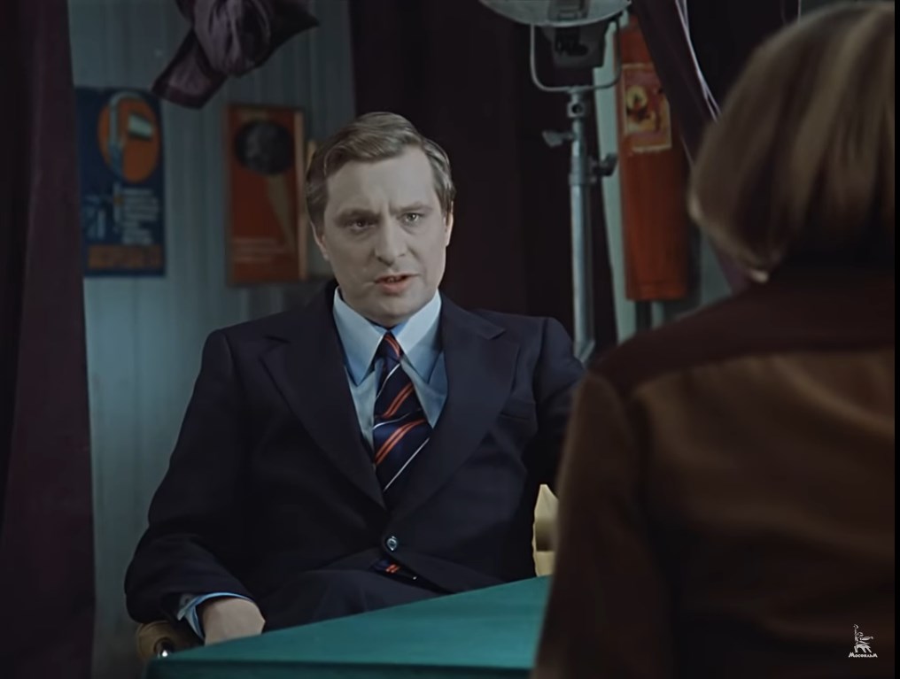 — Я соображаю, о ком вы говорите.
— А кроме вас ещё кто-нибудь соображает?
— Весь коллектив.
— Информация поставлена у нас хорошо!