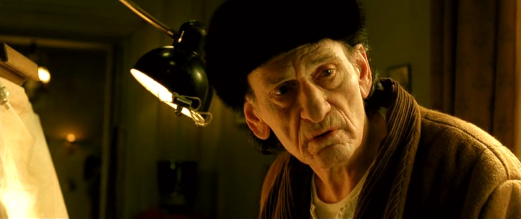 ей легче придумать дружбу с кем-то, кого нет, чем налаживать отношения с окружающими?