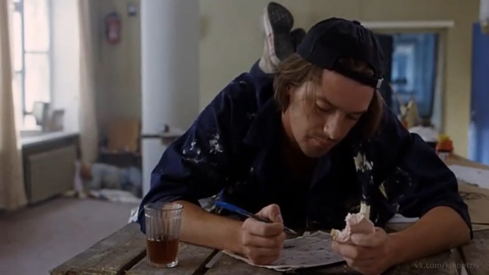 — Очковая змея, пять букв... Неужели знаешь?..
На пальцах пересчитывает буквы и с удивленным лицом:
— Глист... что ли?