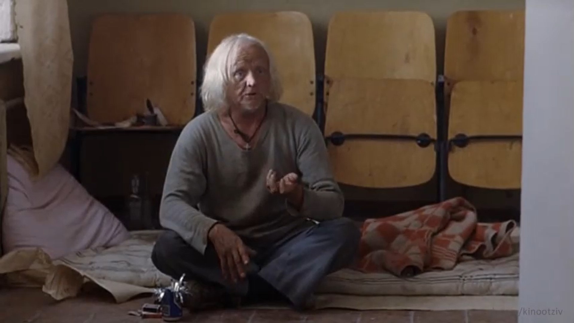 — Очковая змея, пять букв... Неужели знаешь?..
На пальцах пересчитывает буквы и с удивленным лицом:
— Глист... что ли?