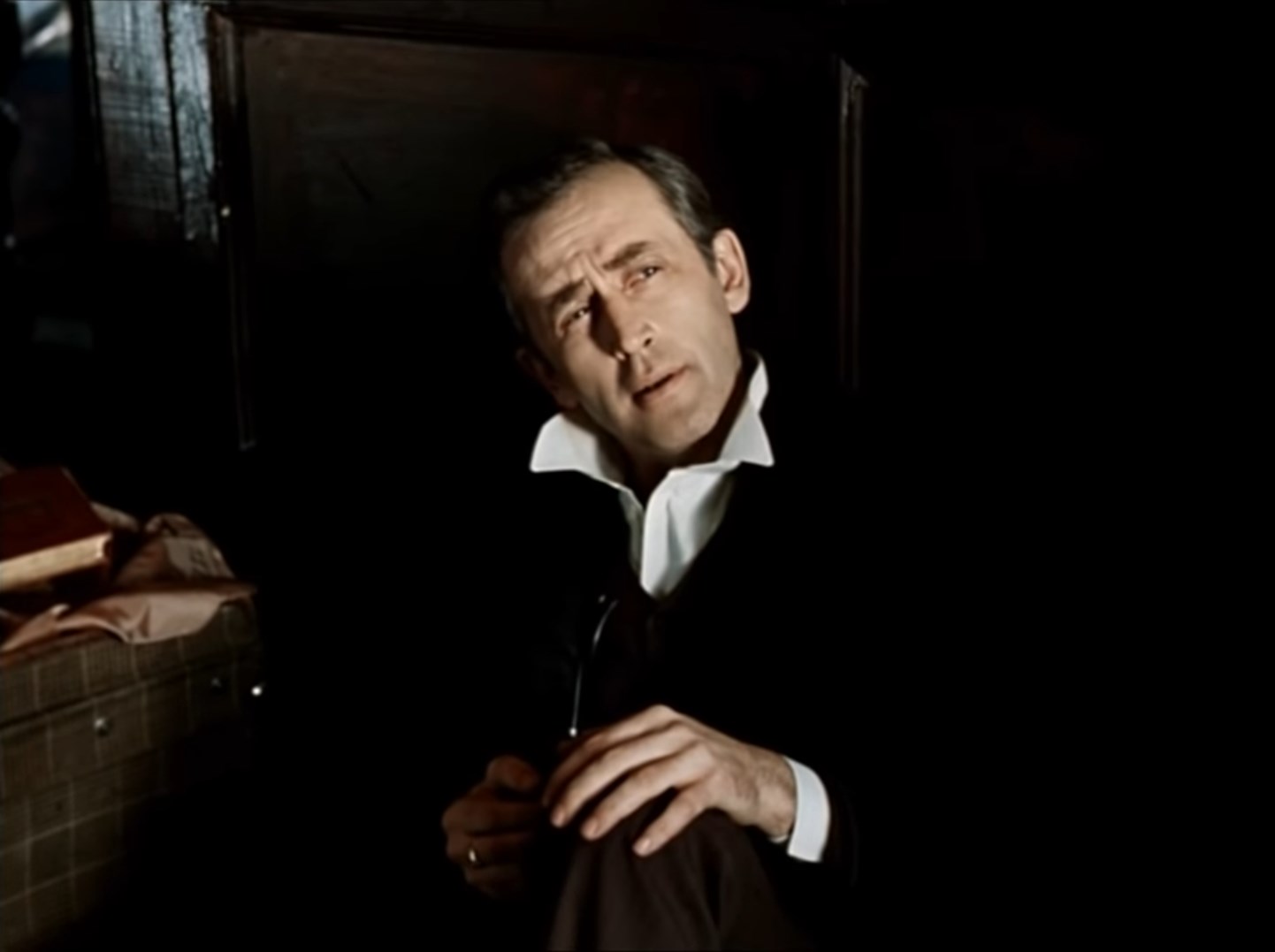 — Ватсон, поймите: человеческий мозг — это пустой чердак, куда можно набить все, что угодно. Дурак так и делает: тащит туда нужное и ненужное. И наконец наступает момент, когда самую необходимую вещь туда уже не запихнешь. Или она запрятана так далеко, что ее не достанешь. Я делаю по-другому. В моем чердаке только необходимые мне инструменты. Их много, но они в идеальном порядке и всегда под рукой. А лишнего хлама мне не нужно.
— Учение Коперника, по-вашему, хлам?!
— Хорошо. Допустим, Земля вращается вокруг Солнца.
— То есть...то есть... КАК — допустим?
— Земля вращается вокруг Солнца. Но мне в моем деле это не пригодится!