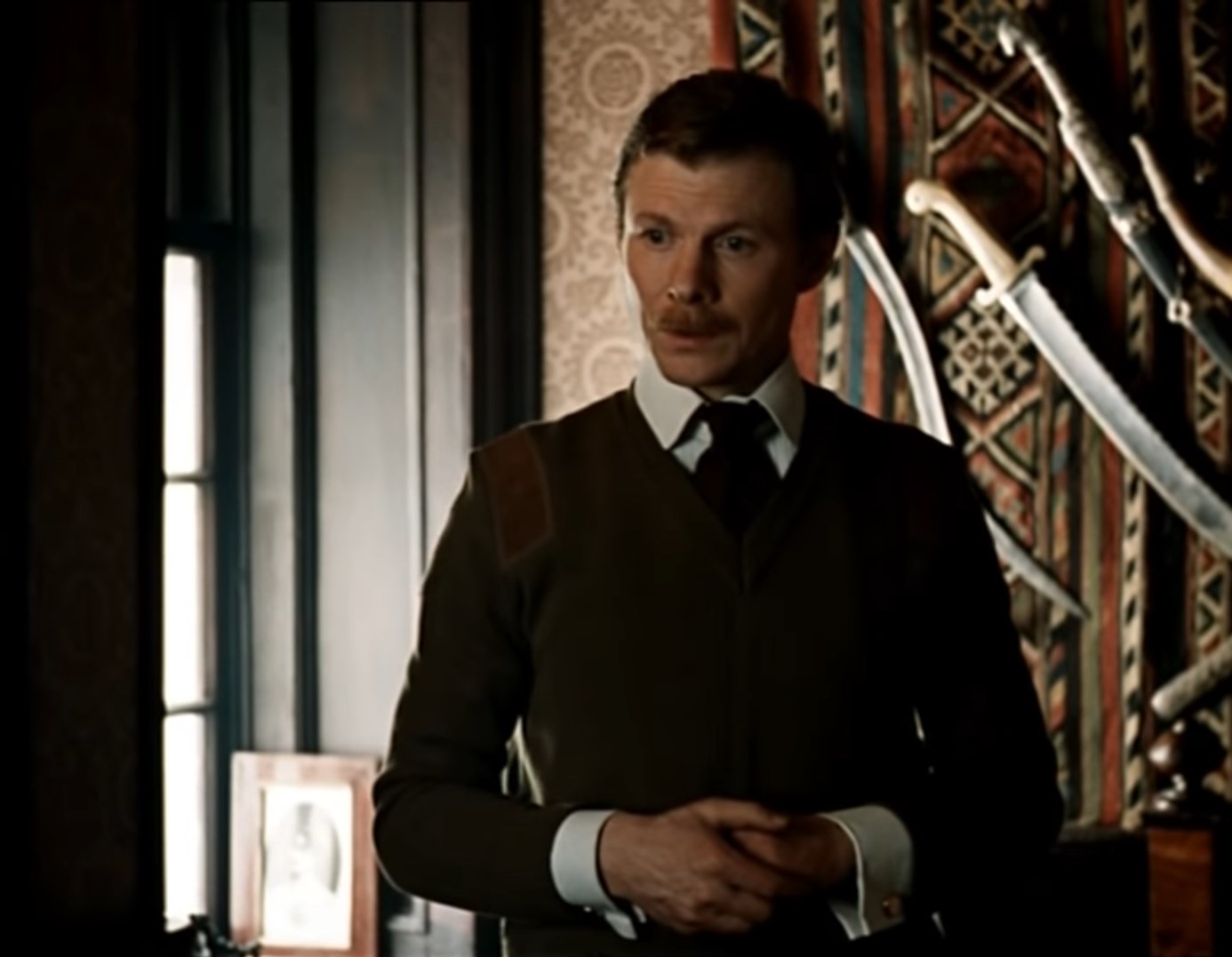 — Ватсон, поймите: человеческий мозг — это пустой чердак, куда можно набить все, что угодно. Дурак так и делает: тащит туда нужное и ненужное. И наконец наступает момент, когда самую необходимую вещь туда уже не запихнешь. Или она запрятана так далеко, что ее не достанешь. Я делаю по-другому. В моем чердаке только необходимые мне инструменты. Их много, но они в идеальном порядке и всегда под рукой. А лишнего хлама мне не нужно.
— Учение Коперника, по-вашему, хлам?!
— Хорошо. Допустим, Земля вращается вокруг Солнца.
— То есть...то есть... КАК — допустим?
— Земля вращается вокруг Солнца. Но мне в моем деле это не пригодится!