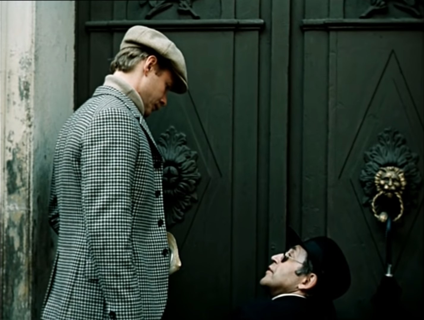 — Что Вам нужно, милейший?
— Ватсон, Вы пришли вовремя. Я где-то забыл свои ключи.
— Вот, Ваши ключи.
— Спасибо. Как я рад, что Вы их нашли.