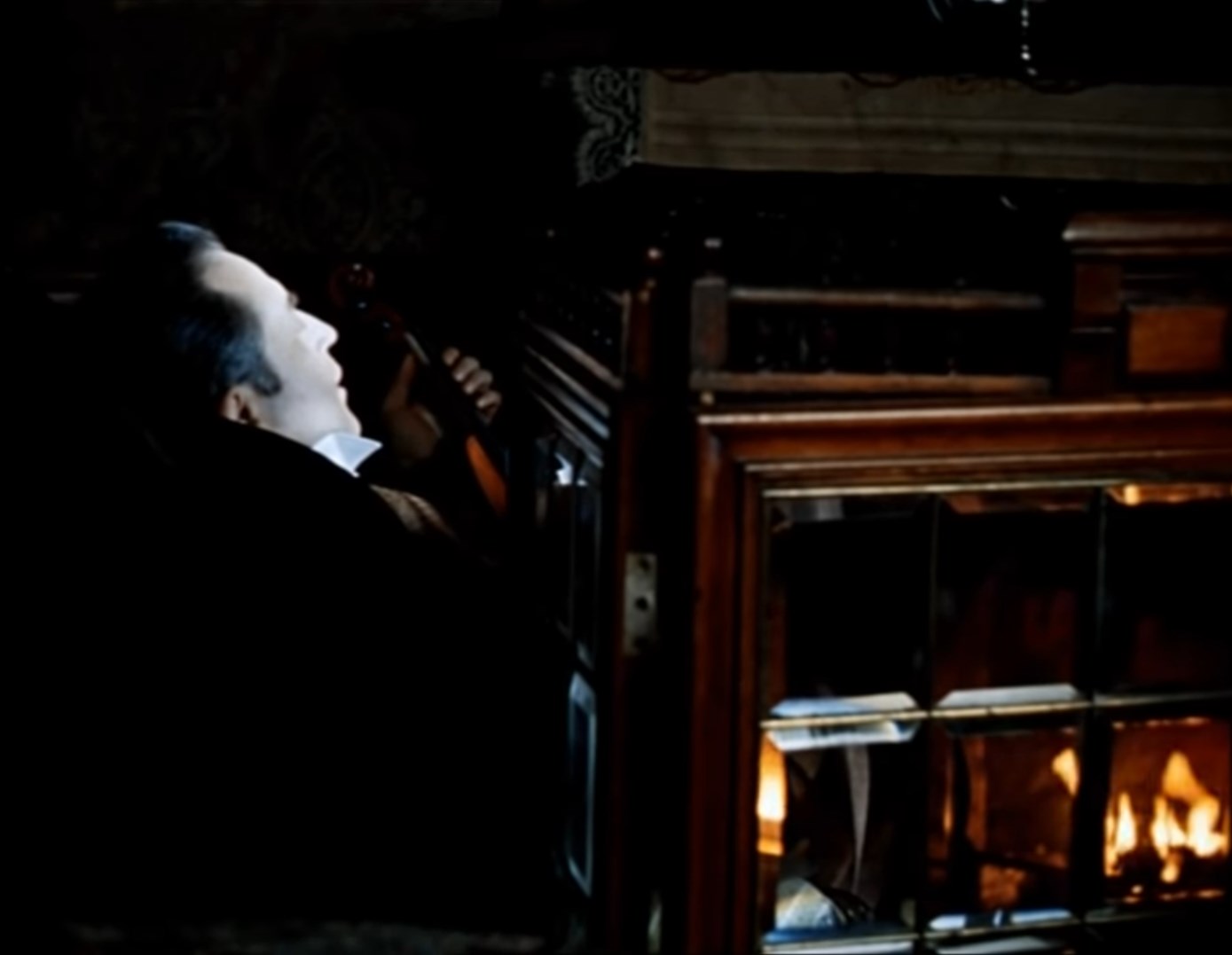 — Вам не спится, Ватсон?
— Я прекрасно спал. Но меня разбудило вот это...
— Но вы говорили, что любите музыку.
— Музыку? Да. Но это... я думал, с кем то плохо или кошка застряла в трубе.
— Наверное Вы правы. Но дело в том, что это одна из моих привычек — под эти звуки мне лучше думается. А сейчас как раз есть о чем подумать.
— Вы бы лучше подумали о том [высыпает порошок со снотворным в рот], что уже два часа ночи. [Ватсон берет стакан с водой и видит на дне глаз]
— Что это?
— Глаз. Человеческий глаз.
— Стеклянный?
— Настоящий. Принято считать, что в зрачке убитого остается изображение убийцы в последний момент перед смертью. Я провел ряд опытов и могу с уверенностью сказать: абсолютная чепуха! Дорогой Ватсон, чтобы Вас утешить, я могу сыграть более привычное для Вашего слуха.