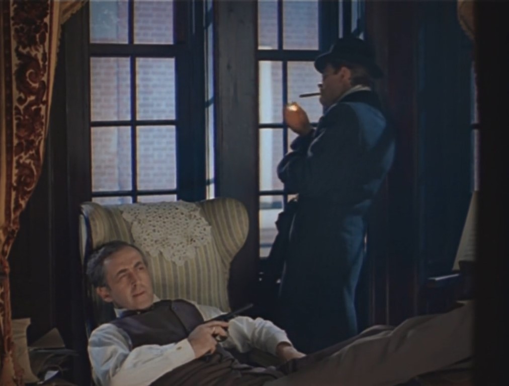 — Что вы делаете?
— Не видите? Стреляю.
— Странный способ украшать дом монограммой королевы.
— Мне скучно, Ватсон.
— Надымили. Испортили стенку. Что Вы скажете хозяйке?
— Ничего не скажу. Завешу ковром, она и не увидит. Ведь Вы мне дадите ковер?
— Не дам.
— Ватсон, перестаньте злиться. Проиграли на бильярде и теперь срываете на мне своё плохое настроение. Здесь явно не хватает двух точек...